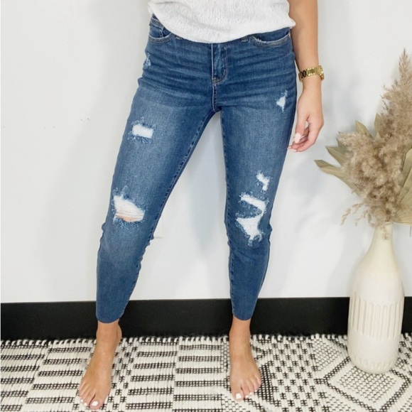 Judy Blue Vintage Relaxed Fit Distressed Jeans - Picture 1 of 7